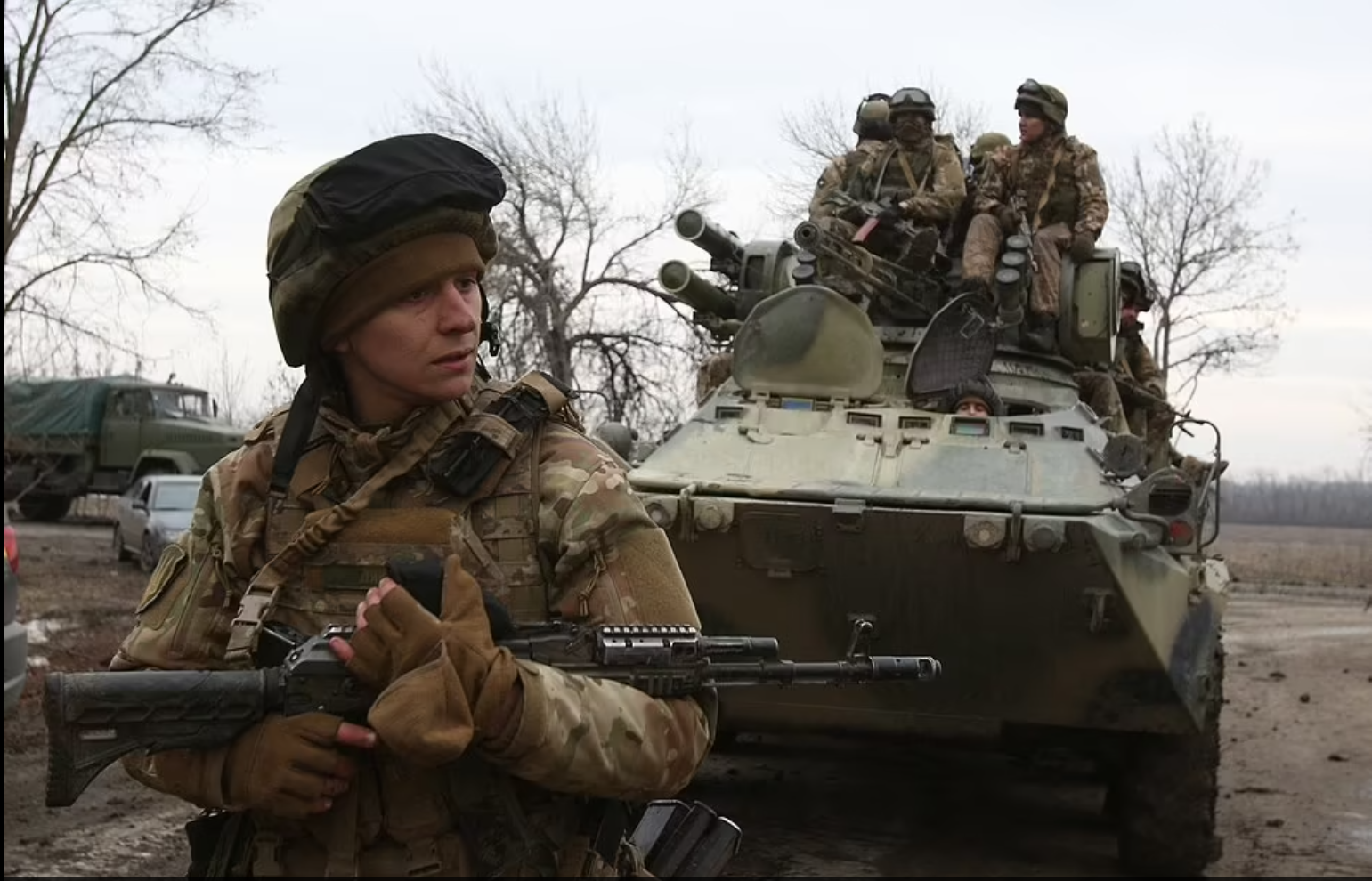 烏俄戰爭持續，烏克蘭士兵枕戈待旦。（圖／影片截圖）